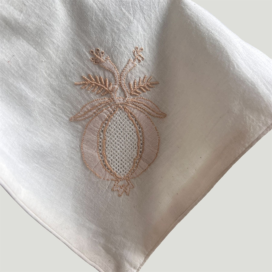 Anaar Bloom Chikankari placemat detailing on soft linen